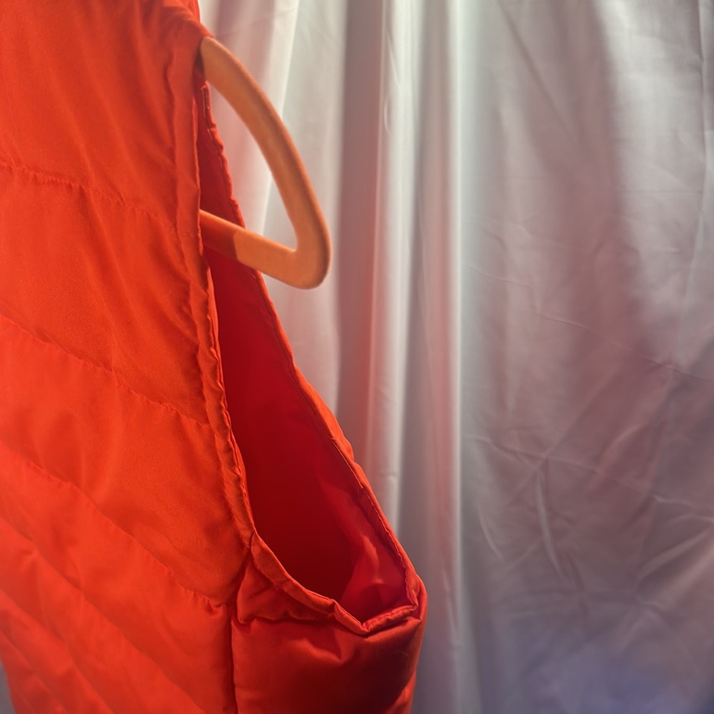 OLD NAVY Red Puffer Vest Size Medium - Picture 8 of 11